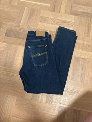 Nudie jeans steady Eddie II W30 L32 - Säljer ett par nya Nudie jeans som tyvärr var för små för mig. Jeansen passar i slim fit. Jeansen är stolek W30 L32 och passar perfekt till någon kring 180cm. Jeansen är raw och kommer fadea in fint efter användning. Skriv vid funderingar.