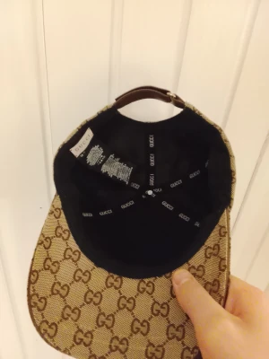 Snygg keps med monogram - En snygg keps med monogram