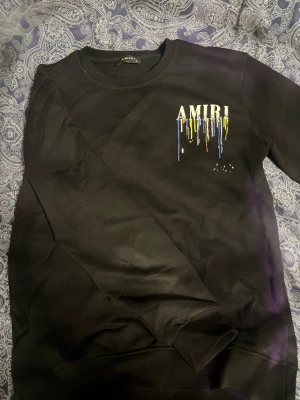 Svart tröja från Amiri - Väldigt fin tröja perfekt nu till vintern. Har inte använt den mycke eftersom att den har blivit för liten på mig. Det står att det är storlek L men den passar mer till M