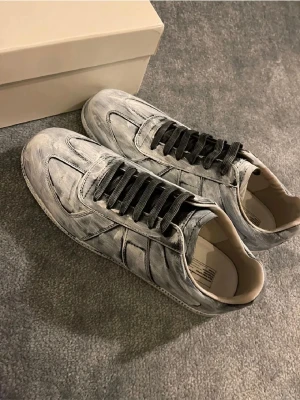 Maison Margiela - Maison Margielas med vit paint splatter. Modellen heter bianchetto. Först till kvarn. Säljer för dem är för små. Pris är ej hugget i sten