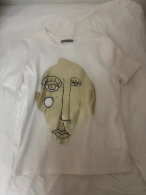 super cool T-shirt från Zara - jättesnygg t-shirt från zara går ej att köpa längre, knappt använd 🤩