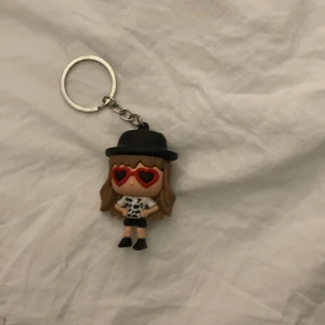 Taylor Swift nyckelring Red ❤️❤️❤️ - Taylor Swift nyckelring merch! Albumet Red ❤️❤️❤️