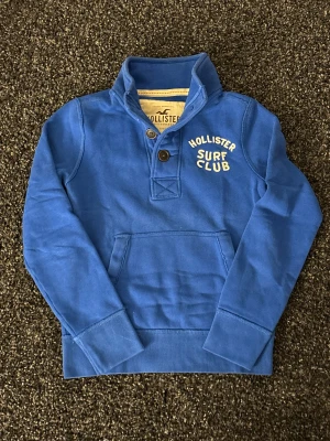 🔥 Hollister hoodie – Sjukt Eftertraktad! - 🔥 Extremt eftertraktad Hollister-hoodie – stl S, skick 8/10 🔥 Black Week-REA! Passa på medan priset är sänkt – det här är en av Hollisters mest populära modeller och den dyker nästan aldrig upp. Sitter perfekt, sjukt snygg och funkar till ALLT.  Den här kommer försvinna direkt – folk brukar köpa såna här på sekunder. Först till kvarn. Köp nu innan någon annan hinner före!