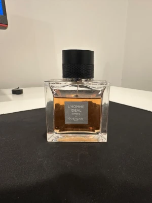 Guerlain L'Homme Idéal Extrême 50ml - Guerlain L'Homme Idéal Extrême Eau de Parfum, 50 ml. Runt 40-45 ml kvar i flaskan. En stilren och modern parfym för dig som vill sticka ut med klassisk elegans.