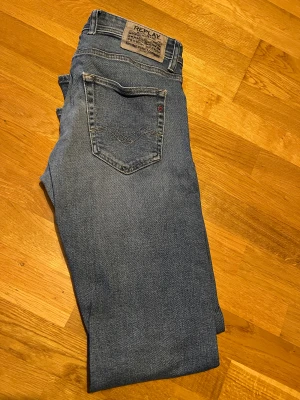 Blå Replay jeans straight fit - Säljer ett par klassiska blå jeans från Replay med raka ben och snygg tvätt. Jeansen har fem fickor, Replay-logga på bakfickan och patch bak i midjan. Materialet är mjukt denim som sitter skönt och passar till allt. Perfekta för dig som gillar en tidlös look. Modell: grover, storlek 29/32. Fint skick hör av dig vid frågor