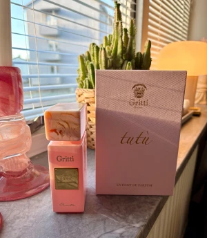 Gritti Tutù Extrait de Parfum - Lyxig och unik parfym i snygg rosa flaska. Volym: 100 ml. Tillverkad i Italien. Perfekt för dig som vill sticka ut med en exklusiv doft. Använd litegrann. En väldigt feminin och sprudlande doft. Superbra kvalité. 