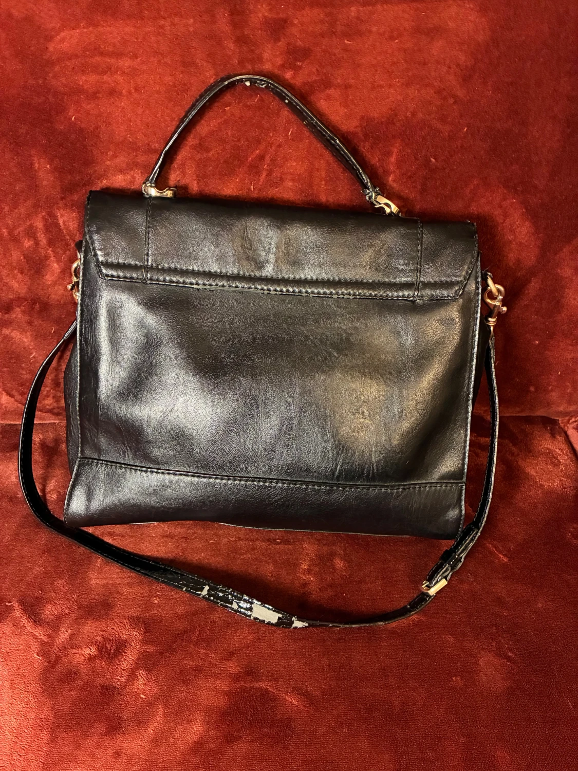 Svart handväska från Guess i skinn - 1