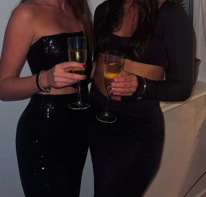 Tvådelat paljettset i svart från Gina Tricot, perfekt till nyår! ✨ - ⚠️ OBS! Toppen är i storlek S medan byxorna är i storlek M.  Tvådelat paljettset i svart från Gina Tricot, perfekt till nyår! ✨  • Topp/korsett: Storlek S, snörning i ryggen så den går att justera i passformen. • Byxor: Storlek M, raka ben och resår i midjan – bekväma men sitter snyggt.