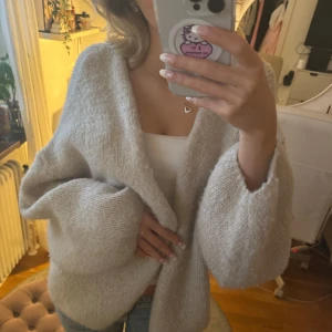 Kofta - Populär kofta från Lindex i storlek M/L. Säljer då jag knappt använder den💓🤗 den är lite nopprig men jag tror den ska vara så💓