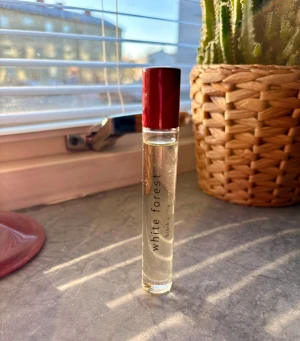 White Forest roll-on parfym - Smidig roll-on parfym från Björk & Berries, perfekt att ta med i väskan. White Forest ger en fräsch känsla och passar dig som gillar stilrena produkter. 10 ml, lite har använts bara 