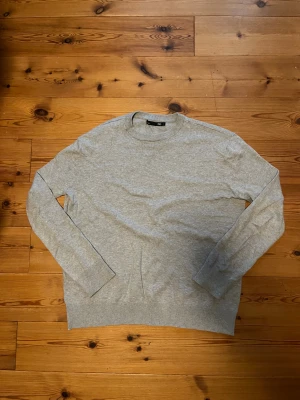 Grå Långarmad Tröja - En skön långarmad tröja i grå färg från Lager 157 ✔️ Storlek S ✔️ Väldigt bra skick ✔️ Inga fläckar eller skador ✔️ Skriv om du undrar något!