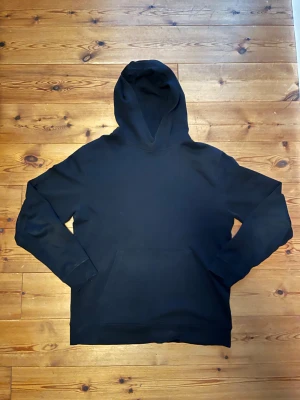 Svart Hoodie H&M - En snygg svart hoodie från H&M ✔️ Storlek S ✔️ Väldigt bra skick ✔️ Inga fläckar eller skador ✔️ Skriv om du undrar något!