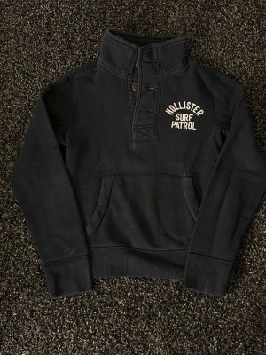 Hollister hoodie - sjukt sällsynt! - 🔥 Extremt eftertraktad Hollister-hoodie, stl S, skick 8/10 🔥 Black Week-REA! Passa på medan priset är sänkt – det här är en av Hollisters mest populära modeller och den dyker nästan aldrig upp. Sitter perfekt, sjukt snygg och funkar till ALLT.  Den här kommer försvinna direkt – folk brukar köpa såna här på sekunder. Först till kvarn. Köp nu innan någon annan hinner före!  Ta liknande som den