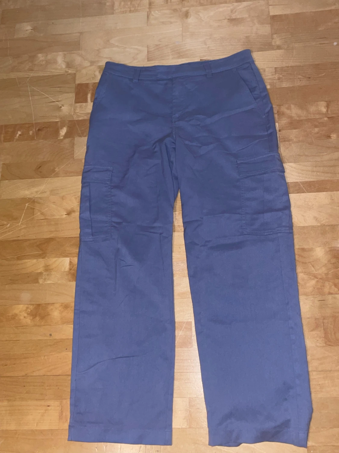 Blå cargobyxor från H&M