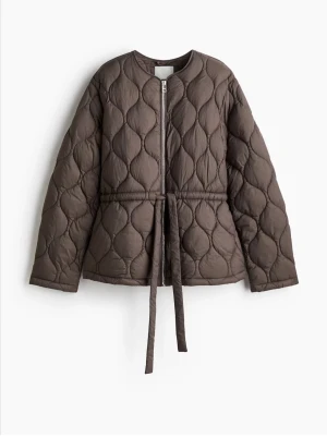 Quiltad brun jacka med knytband - Jätte fin jacka från hm. Säljer då den inte kommer till användning och jag inte kan göra retur längre💕endast testad men aldrig använd💕