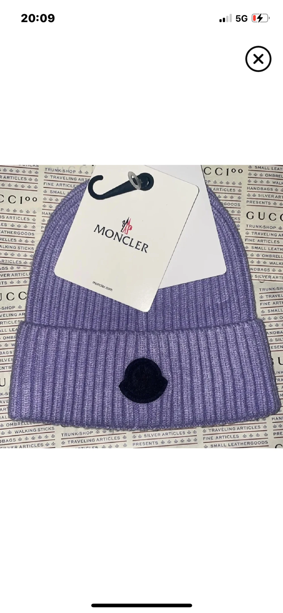 Lila ribbad mössa från Moncler