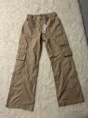 Gina Cargo byxor - Beiga Cargo byxor från Gina  som bara legat i garderoben. storlek 34. Kan gärna mötas upp ☺️