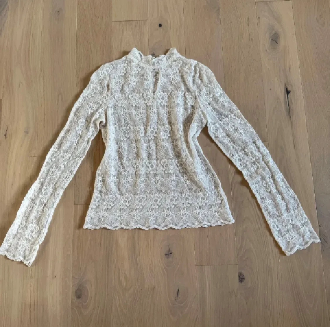 Vit spetsblus med blommönster - 1