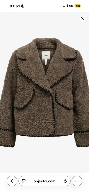 Brun teddyjacka från Object - Säljer en brun teddyjacka från Object. Använd men bra skick, har fickor också. Passar S/M