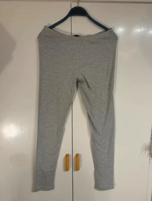 Gråa leggings - Gråa leggins från 157 i storlek L. Helt nya bara testade.