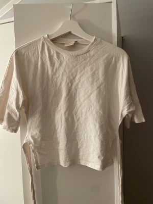 Vit knyttröja - Jättebra skick bara lite skyrnklig just nu eftersom den inte har använts på länge