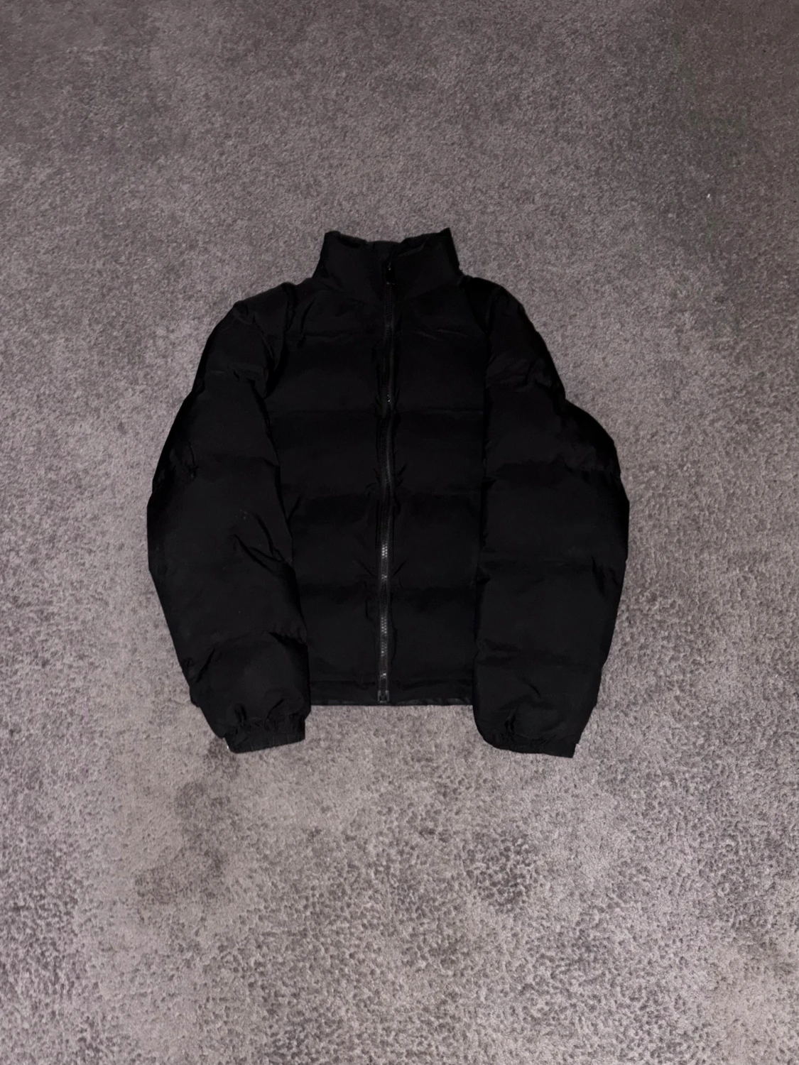 Svart pufferjacka från Weekday