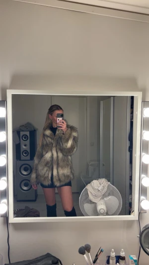 Beige och brun pälsjacka med fluff - Säljer en superfluffig pälsjacka i beige och bruna toner. Går även att stänga om så önskas! Super snygg! 