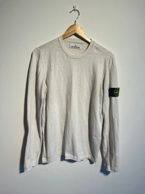 Stone Island Beige/Vit tröja, storlek M - Hej! Säljer nu denna väldigt snygga Stone Island Tröjan.  Storlek M Medium  Färg: Beige / Vit Skick: Mycket gott – endast använd vid enstaka tillfällen  Skickas spårbart eller hämtas upp efter överenskommelse. Vid intresse – hör gärna av dig.  Skriv vid frågor eller ifall du vill ha fler bilder:)