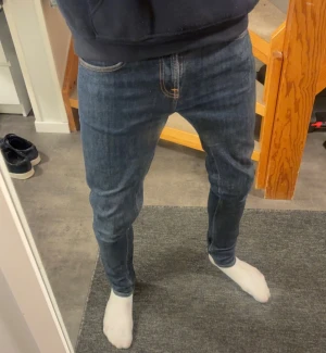 Nudie jeans - Säljer ett par riktigt feta nudie jeans för dig som gillar en mer stilren look! Modellen är: 184cm 62kg och dom sitter bra på mig.