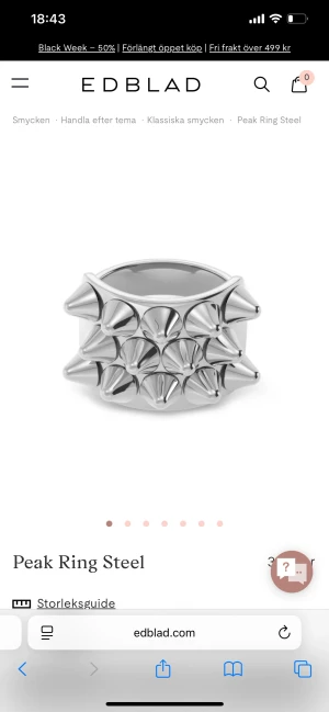 Peak Ring Steel från Edblad - Cool och edgy ring i blankt stål från Edblad. Ringen har en bred design med flera spetsiga nitar som ger en riktigt tuff vibe. Perfekt för dig som gillar statement-smycken och vill sticka ut med en unik accessoar i silverfärg.