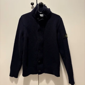 Mörkblå kofta från Stone Island - Mörkblå kofta från Stone Island! Skick 9/10! Pris 900!! Hör av vid frågor och funderingar !