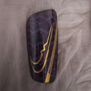 Benskydd som k. Mbappe har på sig och den är jätte bra och skön att ha på sig det. - De sköna och när jag köpte de var jätte dyrare än vad jag ska sälja nu för att som jag sa k. Mbappe hade i psg 2023.