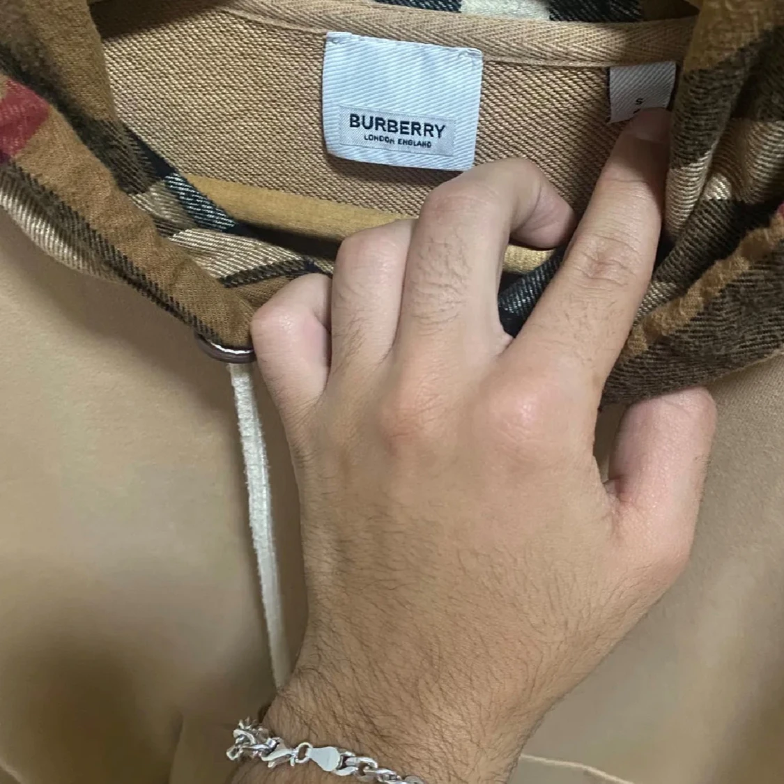Beige hoodie från Burberry med rutig huva - 3