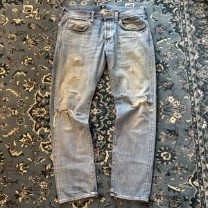 Slitna selvedge jeans från Edwin - Riktigt feta selvedge jeans i japansk denim från märket Edwin. Sjukt cool distress och passform. 