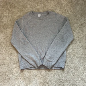 Stickad grå tröja från Lindex - Stickad tröja från Lindex i färg grå. Köptes för 300 kr. Storlek 146-152 men passar även för storlek 158. Inga defekter, mycket bra skick. Har använts ett fåtal gånger.