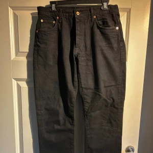 Svarta jeans straight fit - Jag är 185cm 80kg