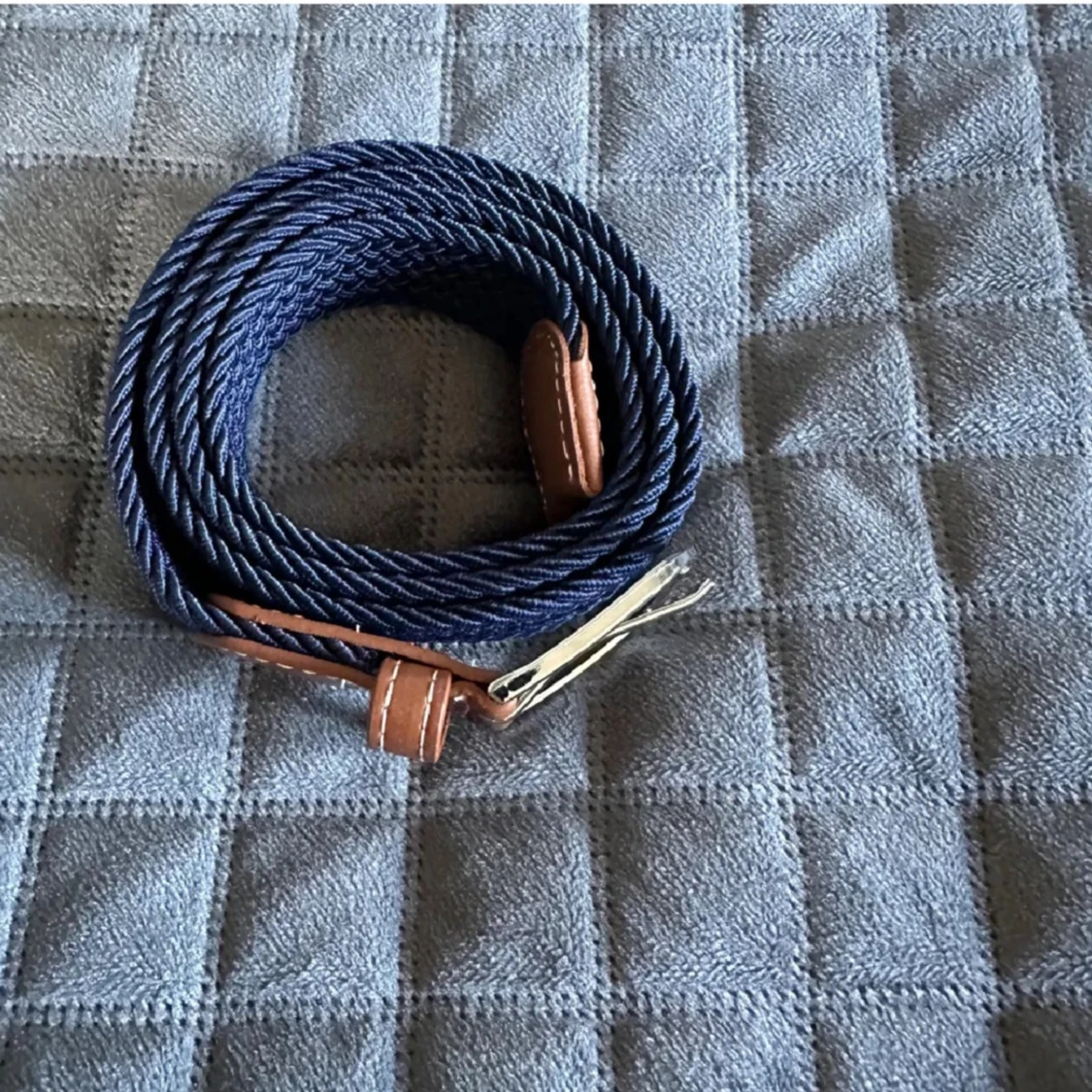 Mörkblå flätat bälte med skinn 105cm - 1