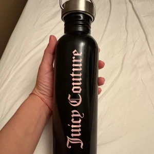 JUICY COUTURE Vattenflaska - Snygg svart Juicy Couture vattenflaska 🖤 🩷 med rosa loggo – perfekt som accessoar eller till gymmet! I nyskick, väldigt trendig och svår att få tag på. 100% rostfritt stål. 750 ml 