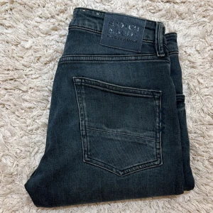 Selvege Jeans - Säljer dessa feta jeans från scotch & soda som kostar ca 2000kr nypris. Skicket är utmärkt och storlek är W30/L34. Skriv vid frågor och funderingar!