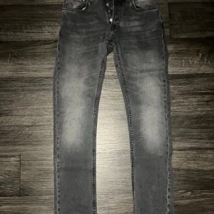 Nudie jeans - Grim Tim - Riktigt snygga nudie jeans som är i colorway Darke cove. Dessa är verkligen perfekt nu till hösten och passar dig som letar efter lite mer slim fit jeans dem är i storlek w30 l34 vid fler funderingar är det bara att skriva mvh FABIANFASHION 