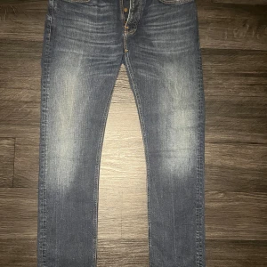 Nudie jeans - dude dan - Riktigt snygga nudie jeans som är i colorwar dark fuzz som är sjukt snygg som redan ser använda ut vilket gör dem extra snygga dem är i storlek w33 l32 vid fler funderingar är det bara att skriva mvh FABIANFASHION 