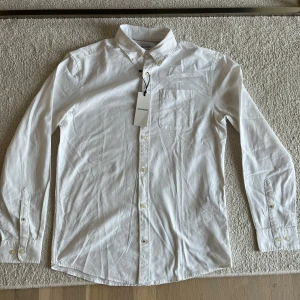 Oxfordskjorta HELT NY  -  Klassisk vit oxfordskjorta från Jack & Jones i slim fit. HELT NY, oanvänd, prislapp kvar. Nypris 399