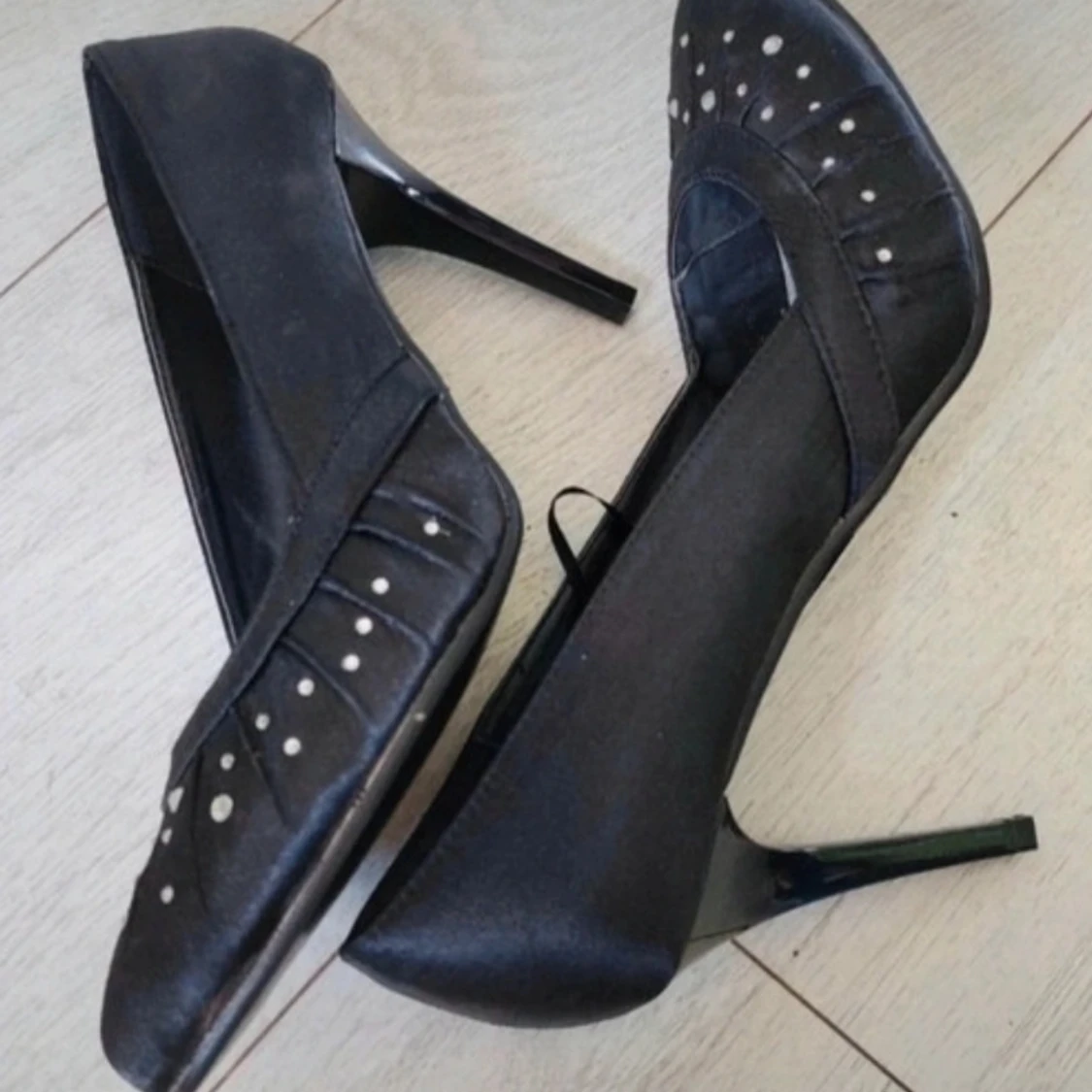 Svarta pumps med klack och pärldetaljer - 3