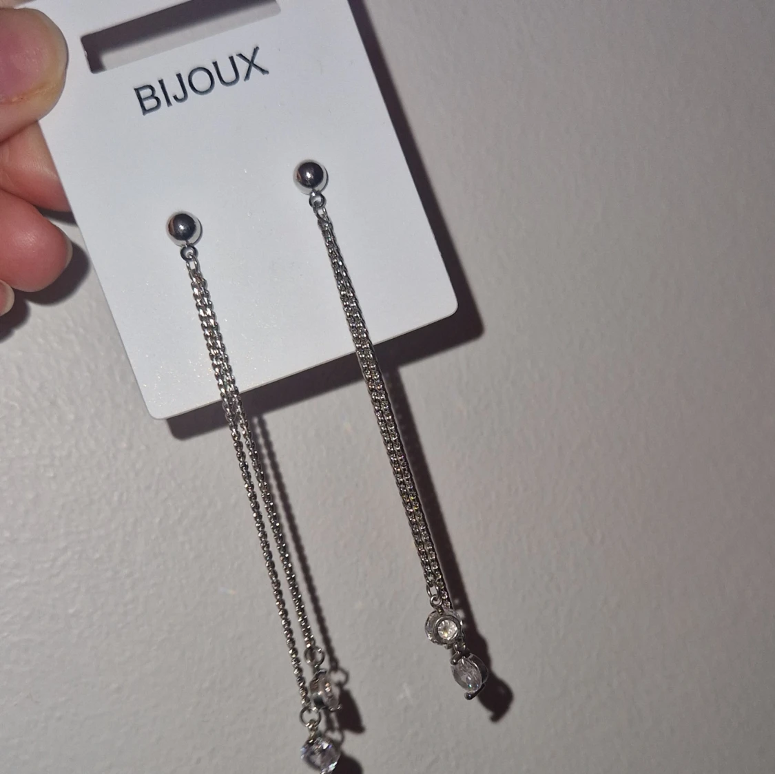 Långa silverfärgade örhängen Bijoux