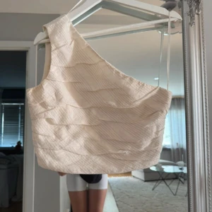 Enaxlad topp zara - Väldigt fin, använd några gånger men bra skick! 🌸Krämvit
