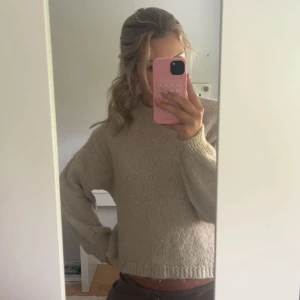 Beige stickad tröja🤎 - Säljer en beige supermysig stickad tröja🧸perfekt till hösten🧣