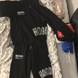 Svart hoodie från Hoodrich med tryck - Svart hoodrich set från jd , hoodien storlek xs och byxorna storlek m. Använd 2 / 3 gånger. Säljer för 350 men pris kan diskuteras. 