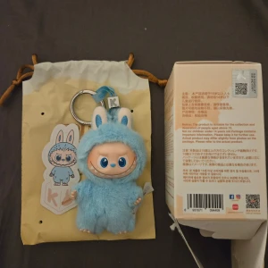 Labubu "K" - Öppnade underifrån labubu Pin for love "K"