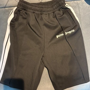 Palm Angels svarta shorts med vita ränder - Svarta shorts från Palm Angels med vita sidoremsor och logotyp broderad på framsidan. Kommer kunna trada och gå lägre i Dm!