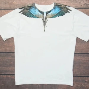 Vit T-shirt från Marcelo Burlon - Otroligt snygg vit Marcelo Burlon T-shirt! Den är totalt i helt nyskick 10/10, storlek passar S!